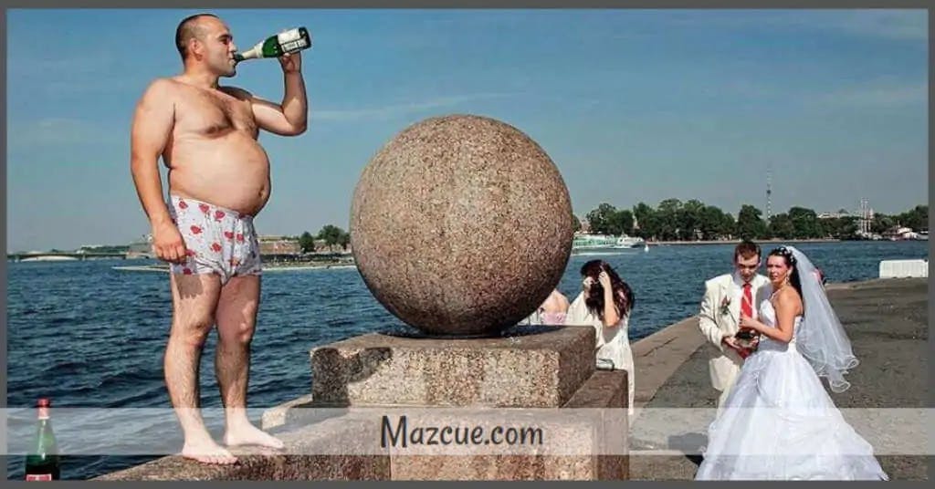Hombre gordo bebiendo de la botella en playa, mientras pareja de casados lo observa