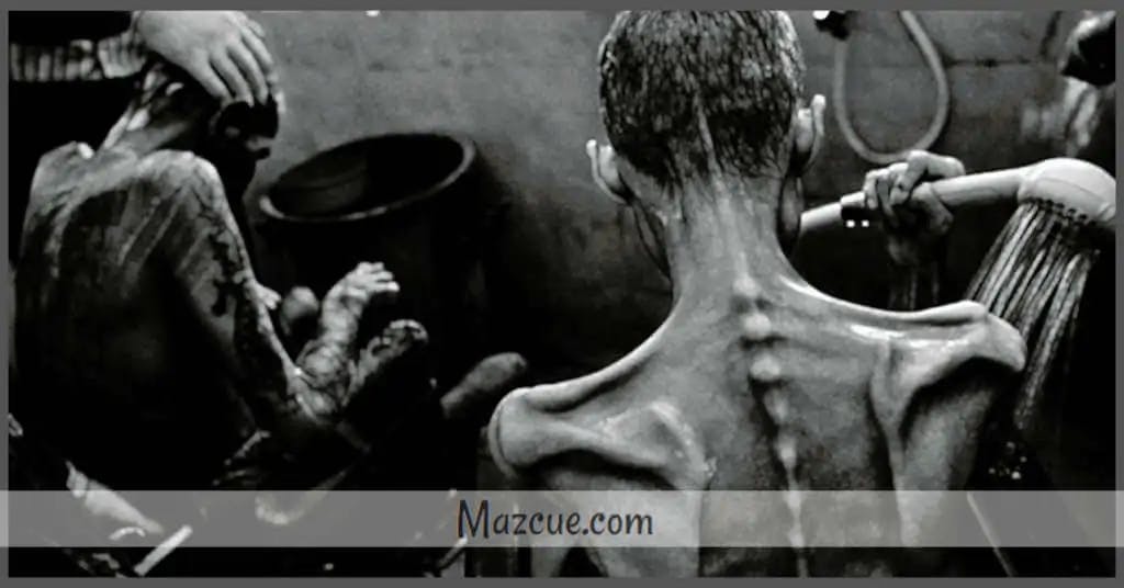 Hambruna: hombres desnudos en ducha